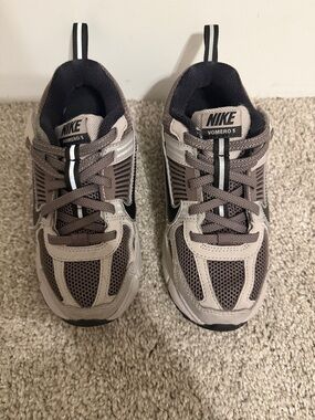 Nike Kids Vomero 5 Sneakers Sz 12 Great Condition